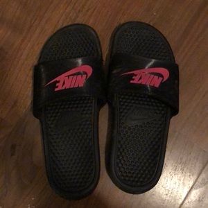 Black and pink Nike woman slides.